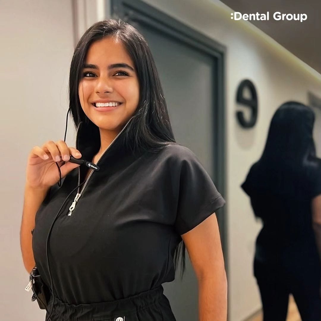 Equipo de Dental Group Panama atendiendo en consulta